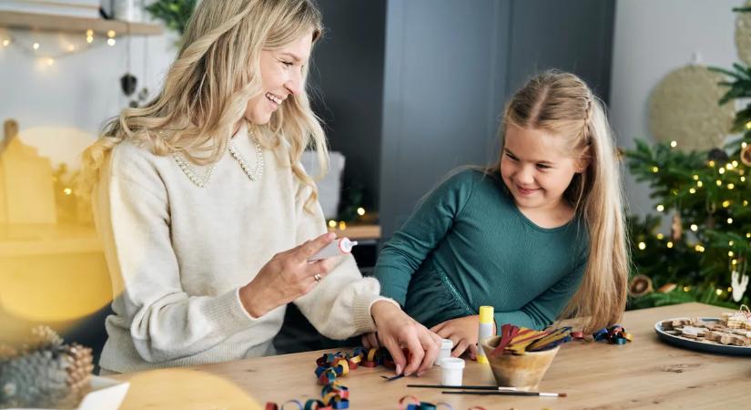 Ünnepi készülődés a gyerekekkel: így készítsetek együtt fillérekből karácsonyfadíszt