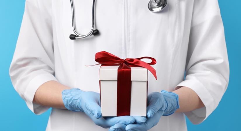 Bár a hálapénz bűncselekménynek számít Magyarországon, a törvény nyitva hagyott egy kiskaput a "bőkezű" betegek számára