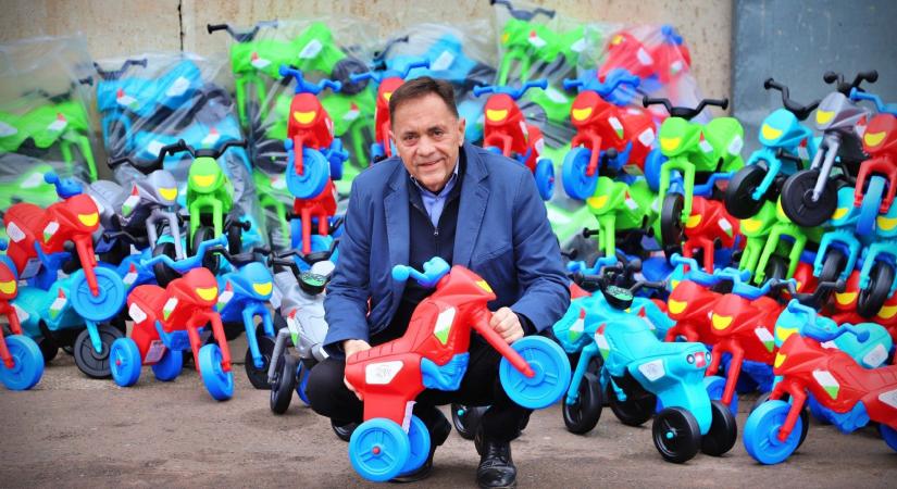 Egy 2,8 milliárdos programból osztják a kismotorokat a fideszesek