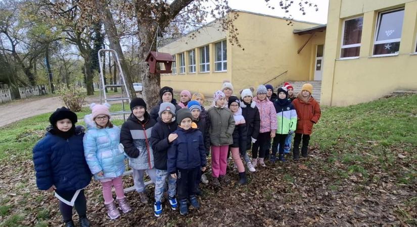 Éhes csőrökön segítenek a perkátai diákok