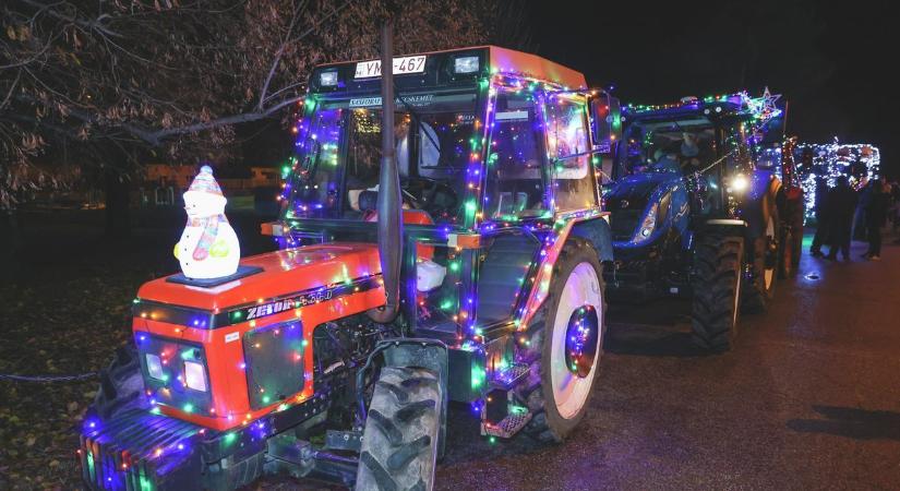 Balástyán idén szánkó helyett fénytraktoron érkezik a Mikulás az adventi felvonulásra