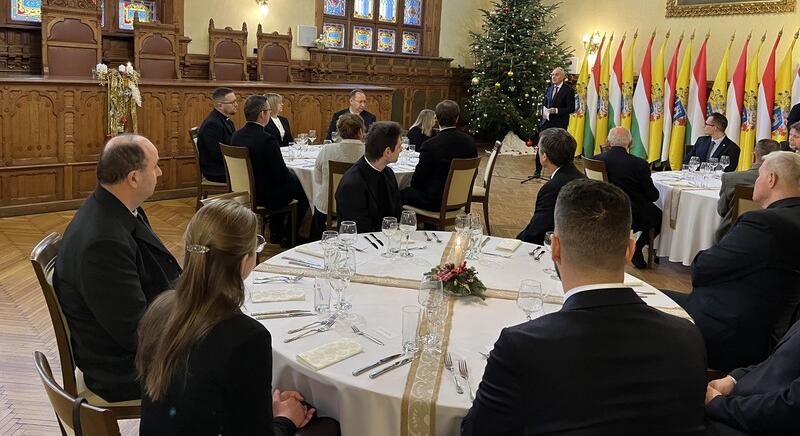 Utat mutatnak, hogy meglássuk a fényt