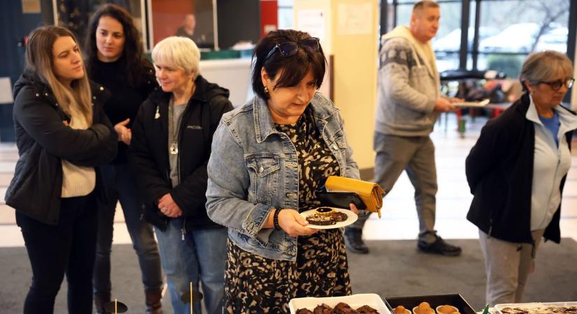 Harminc tálca süteményből hűtőt vesznek a szegény családnak