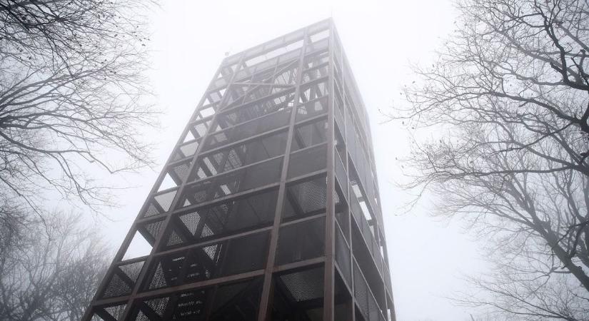 Csoda a Zengő csúcsán: táblát helyeztek el az Év Kilátójához (GALÉRIA)