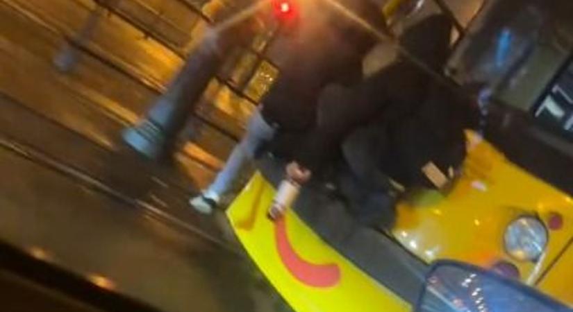 Megdöbbentő felvétel: piával a kezében utazott a 4-6-os villamos ütközőjén két fiatal