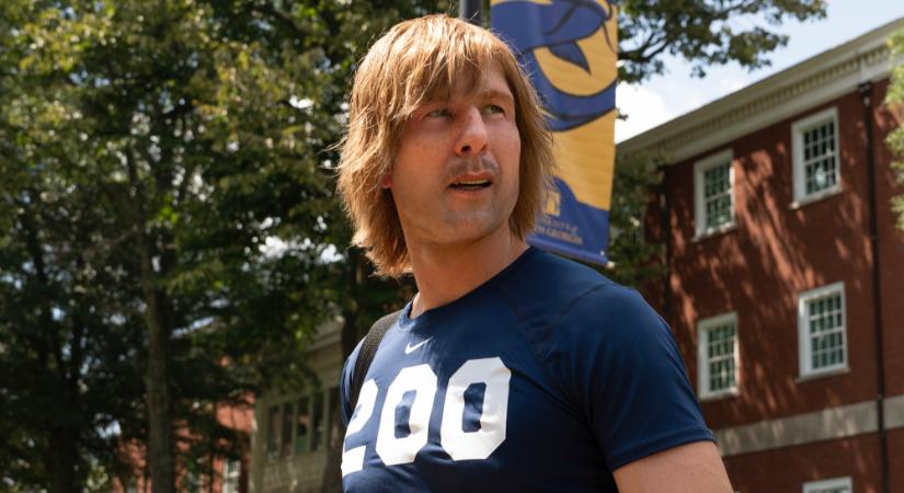 Megrendelték Glen Powell Mrs. Doubtfire-re hajazó sportsorozatának második évadát