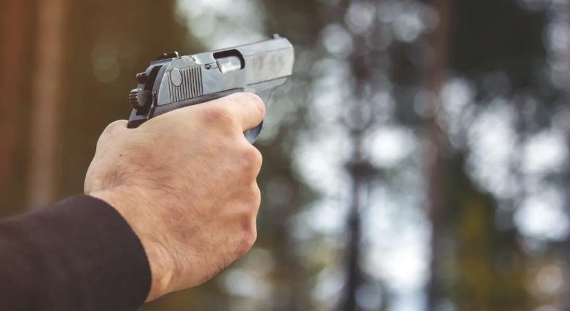 A vételárat kérték az idős férfitól, ő inkább pisztolyt rántott