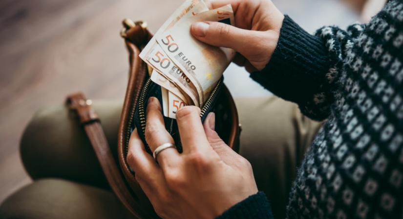 Százezrek nyugdíja emelkedik januártól – átszámítják azokét, akik gyesen voltak a gyerekükkel