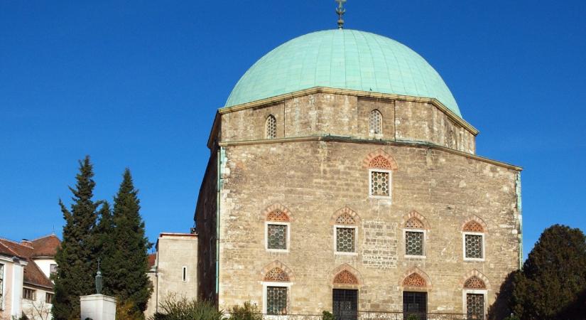 Ismét működik a pécsi dzsámi liftező harangtornya, 8 év kényszerpihenő után – videó