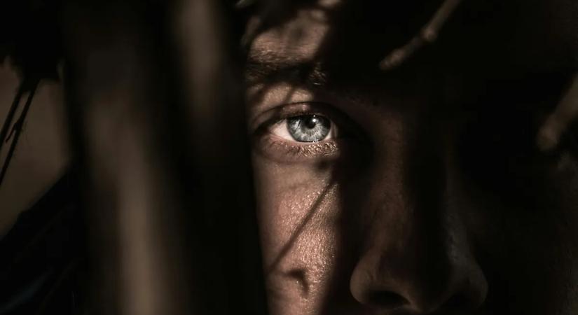 Kegyetlen: féltékenységből esett neki késsel az apjának az elvetemült férfi