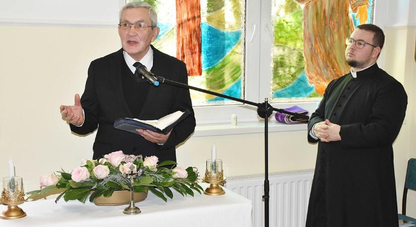 Átadták a jászberényi kórház első imatermét, amit részben a ChatGPT tervezett