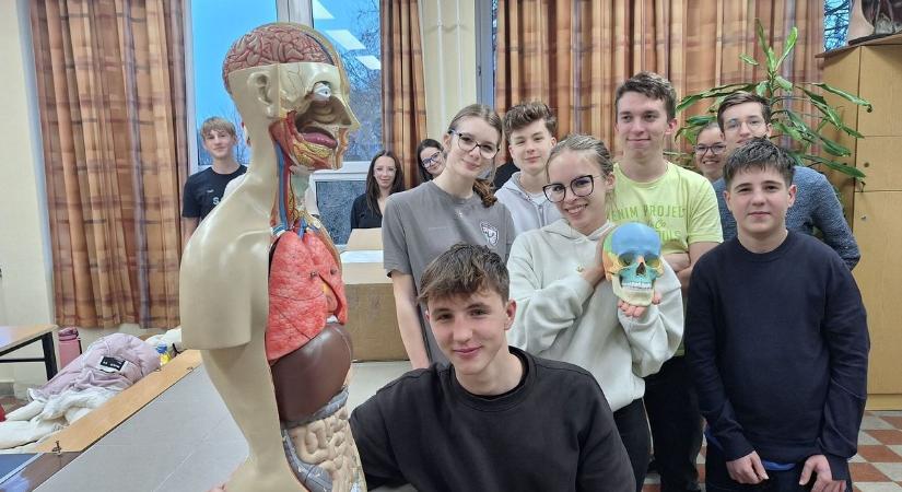 Csontváztól a defibrillátorig: több mint nyolcmillió forinttal segíti a Richter a Kossuth Gimnáziumot