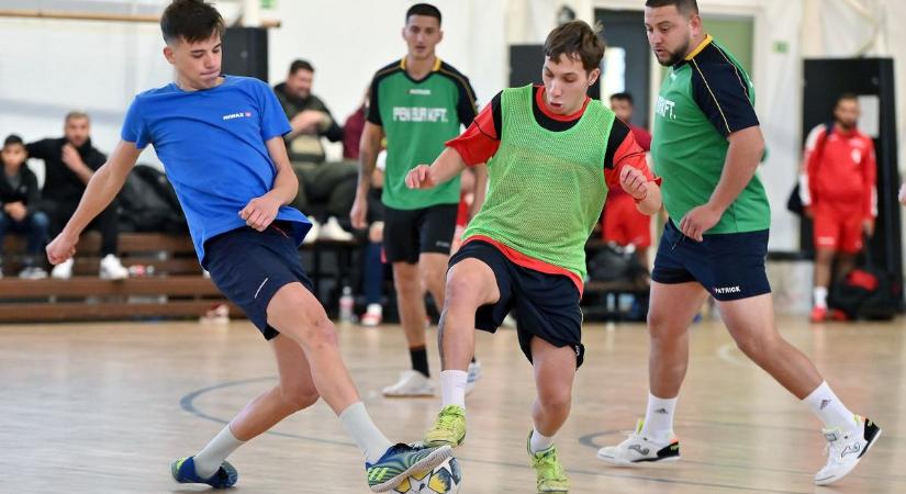 Mikulás Focikupa: Füzesabonyban kétnaposra bővült a 20 csapatos torna