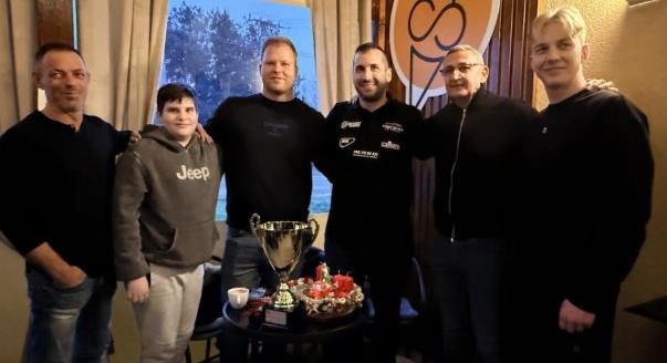 Macskabölcsiért sütiztek Kápolnán autóversenyzők, politikusok és üzletemberek