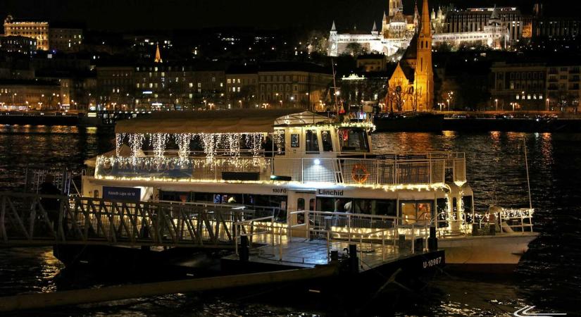 Fényhajó jár a Dunán