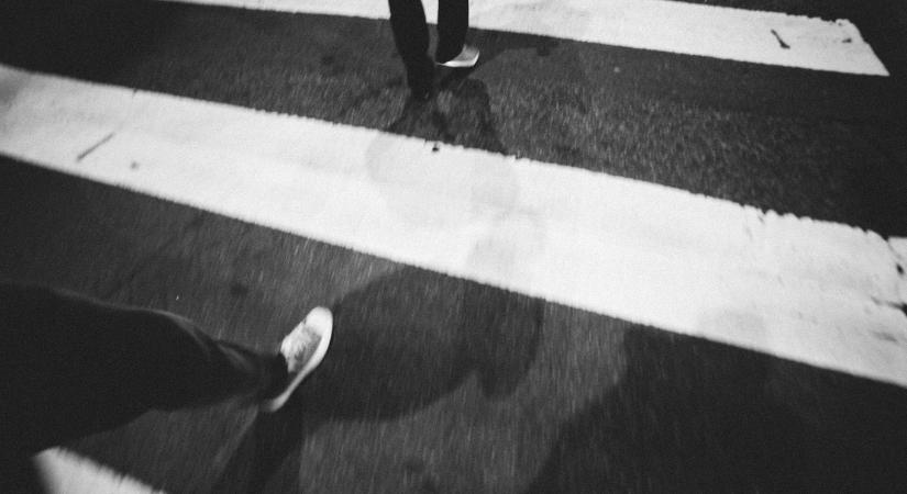 Elesett egy ember egy miskolci zebrán, egy nő végig nézte, odalépett hozzá és kirabolta