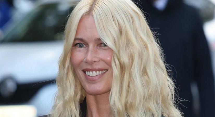 Claudia Schiffer ilyen csinos volt a windsori kastélyban: Károly király és Katalin hercegné társaságában vacsorázott