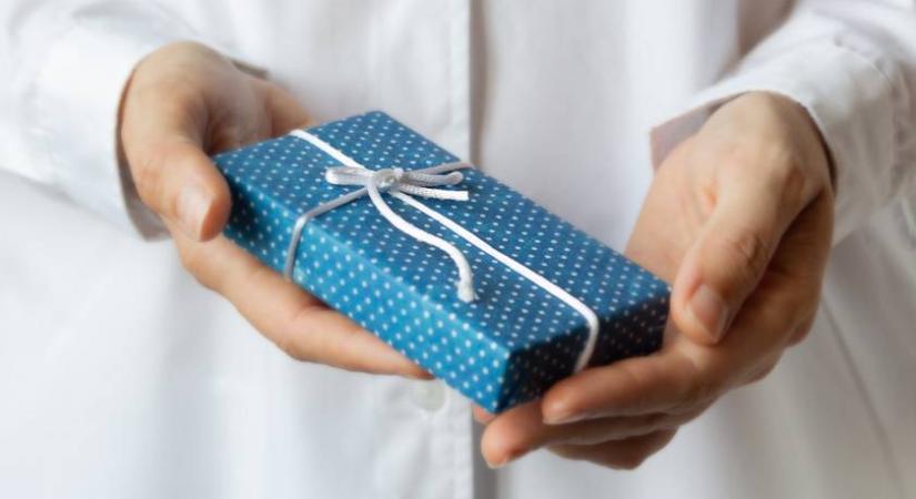 Ekkora ajándékot lehet adni az orvosnak: a hálapénz továbbra is tilos