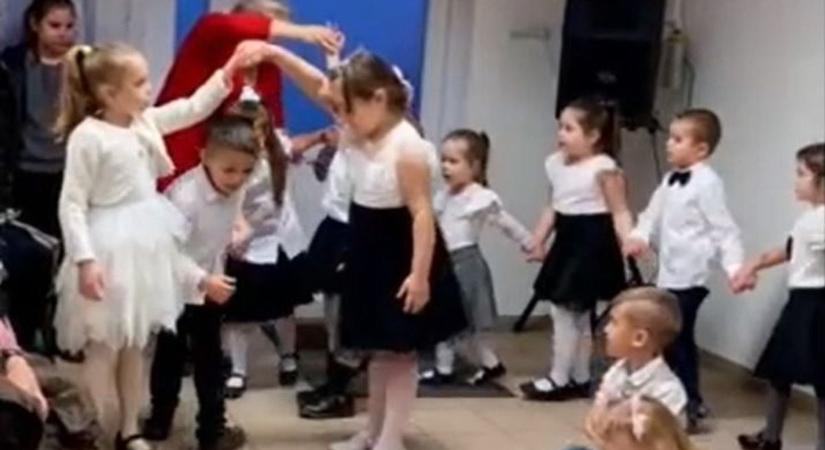Videón, ahogy elbűvölték a közönséget a óvoda apróságai