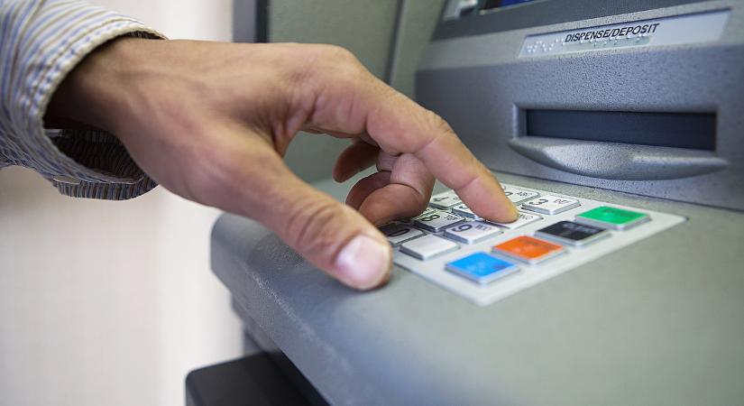 Hiába a bankok tiltakozása, megduplázzák az ingyenes készpénzfelvételi limitet