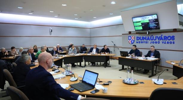 Érkezhet a mammográf berendezés, kezdődhet a térfigyelő rendszer közbeszerzése