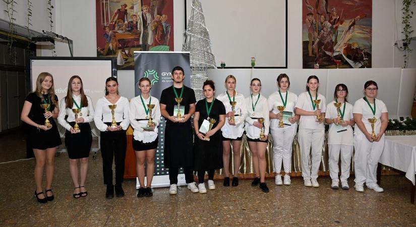 SzakmaSTART Kamara Kupa a Glück Technikumban: mézeskalácsdíszítéstől az adventi varázslat szervezéséig - fotók