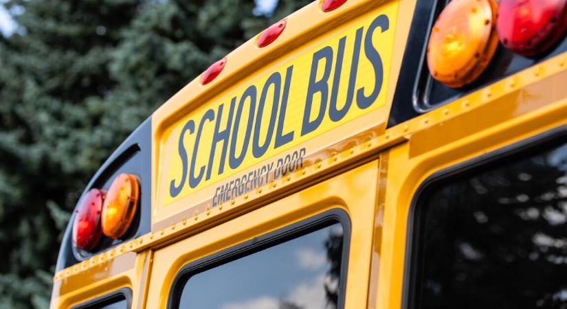 Iskolabusz elé futott egy 6 éves kisfiú, aki végül belehalt a sérüléseibe