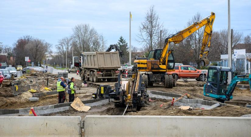 Legkésőbb áprilisban szeretnék visszaadni a forgalomnak ezt a fontos debreceni csomópontot – fotókkal