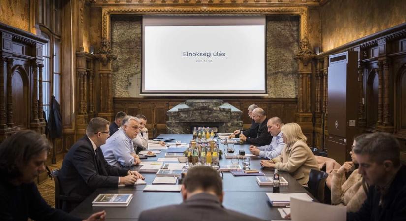 Orbán Viktor képet posztolt a csatornáján arról, hogy választják ki a Fidesz 106 egyéni képviselőjelöltjét