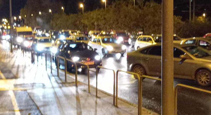 Elfogyott a szentendreiek türelme: 10 kilométeres kocsisor alakult ki a 11-es főúton, rendőri forgalomirányítást követelnek