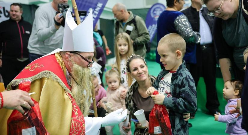 Roskadásig pakolt puttonnyal érkezett a Mikulás a vitézek egri rendezvényére