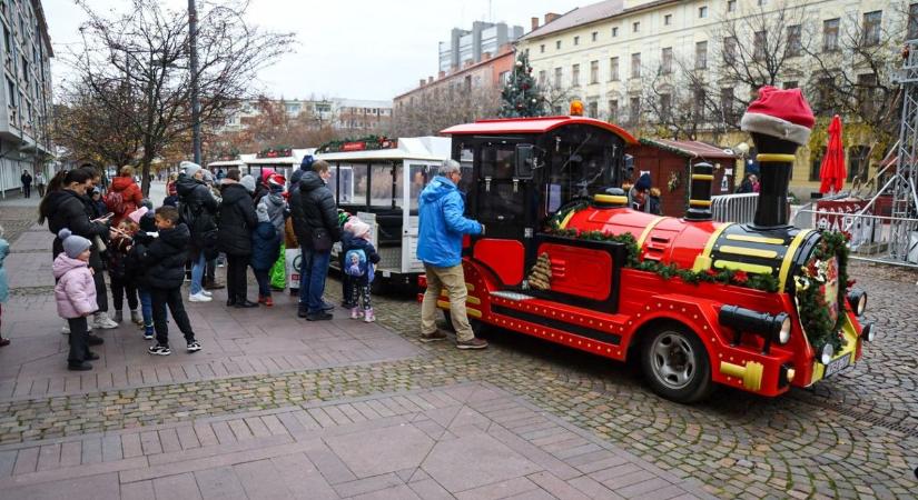 Megérkezett a Mikulás a Kossuth térre, a gyerekek már izgatottan várták – galériával, videóval