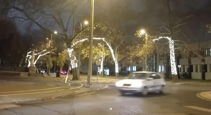 Ezeken a helyeken kaptak új karácsonyi díszvilágítást a fák Győrben