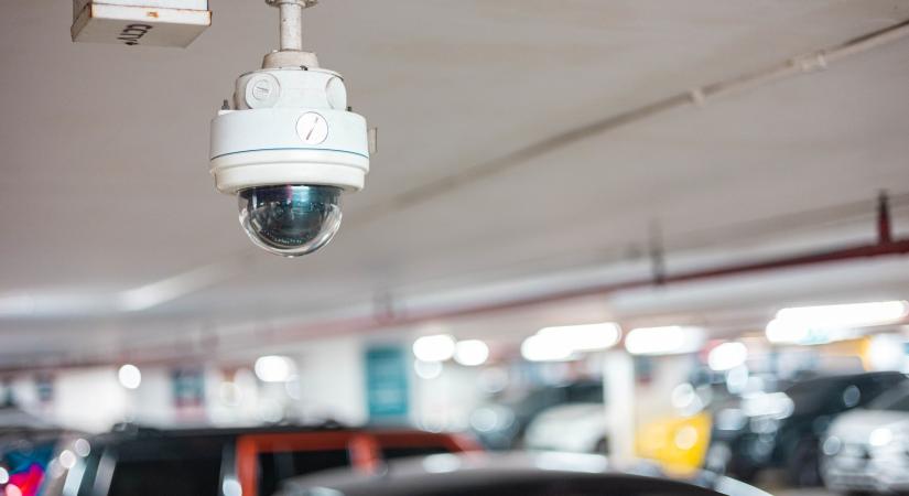 Csak az autóját akarta védeni, mégis rá csaptak le