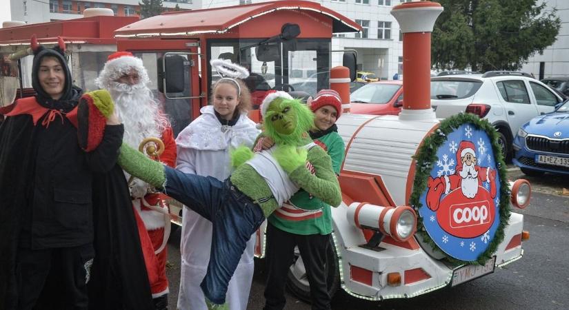 Kicsiknek ajándékot, nagyoknak pozitív energiát hozott a Mikulásvonat a gyöngyösi kórházba fotók