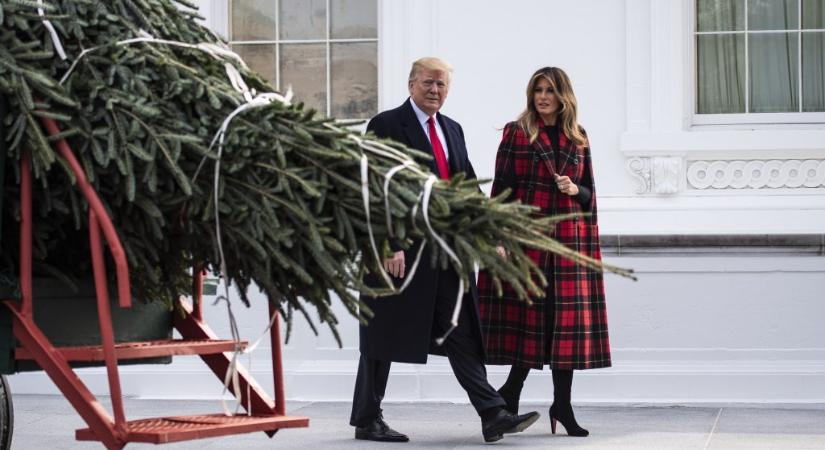 Megjött apuci – olvasható a Fehér Ház karácsonyi képeslapján, rajta a Mikulás-sapkás Trumppal