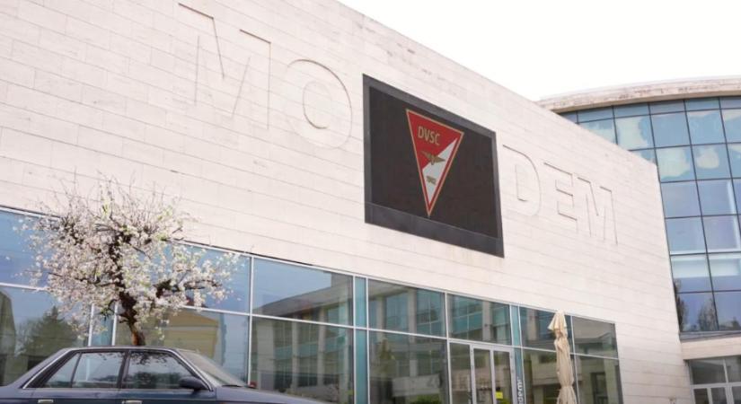 Minden passz számít: a DVSC játékosainak segítségével szervez adománygyűjtést a MODEM – videóval