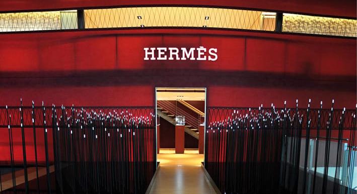 A Hermès divatcég örököse perli a leggazdagabb franciát, mert titokban került hozzá 16 milliárd dollárnyi részvénye