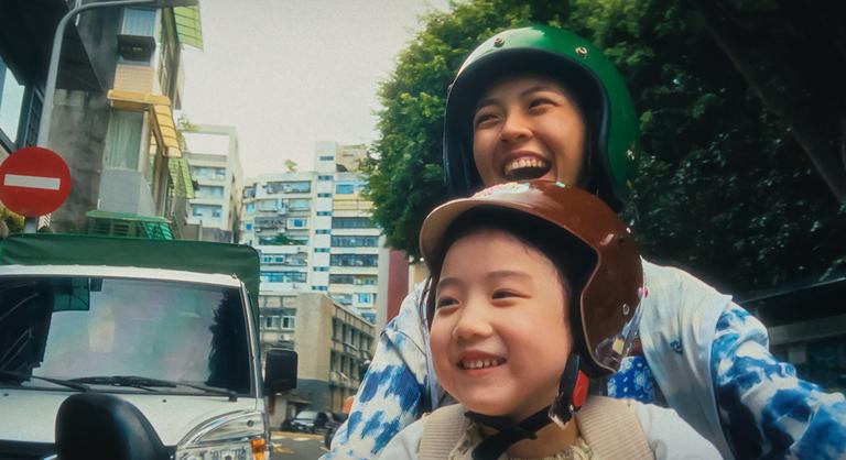 A Netflix új filmje teli van szívfacsaró drámával, mégis végigmosolyogtuk