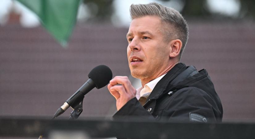 Magyar Péter 700 ezer rászoruló családnak ígért százezer forintos iskolakezdési támogatást