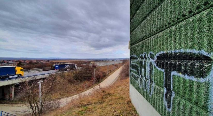 Rejtélyes haláleset Érden: egy holttestet talált a MÁV dolgozója a zajvédő fal mellett