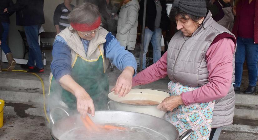 Sült a vér, rotyogtak az üstök: ilyen volt az első falusi disznótor Alattyánon – galériával