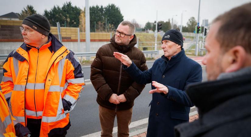 Megnéztük a balesetveszélyes körforgalmat és a felújított járdát is - videó