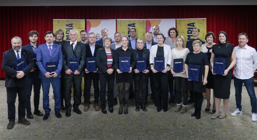 Diákolimpia: nagyszabású vármegyei ünnepség - iskolák, testnevelők elismerése (nevek, fotók)