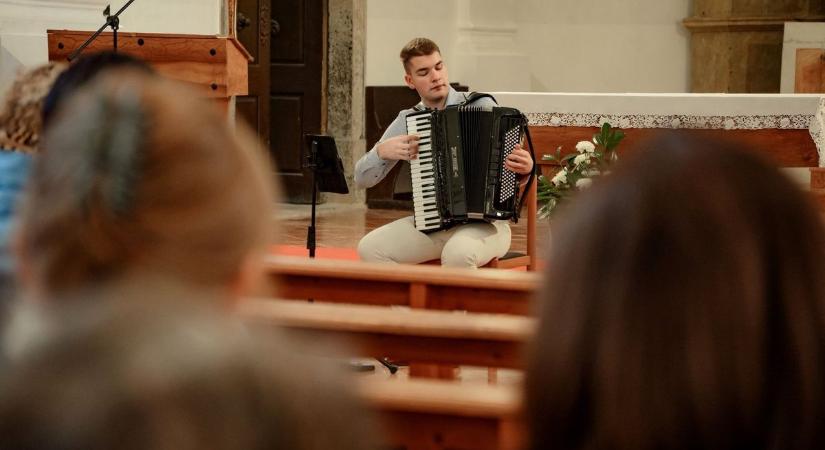 Teltház és különleges pillanatok Kiss Péter őszi koncertjein