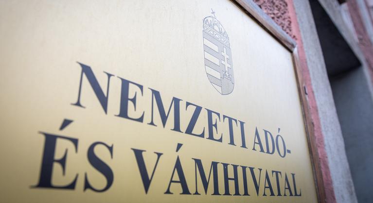 Mintegy nyolcezer vállalkozónak küldhet figyelmeztető levelet a NAV