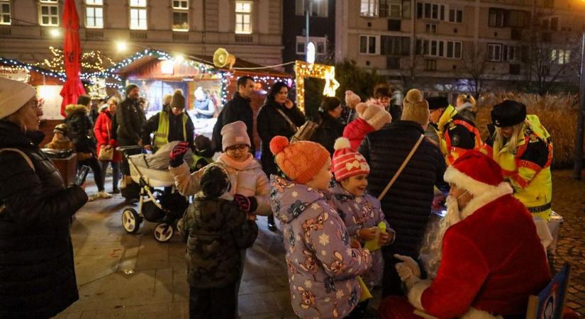 Így ünnepelt a rendőrség Mikulása Szolnokon – képgalériával