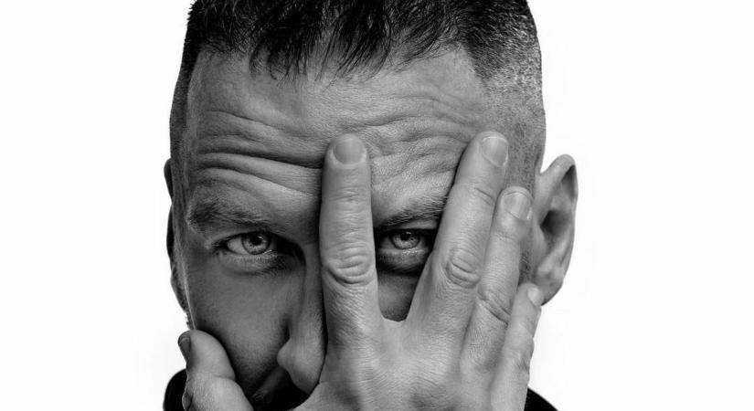 Hogy mi van? Vastag Csaba laptopja a kocsija tetejéről tűnt el, méghozzá útközben...