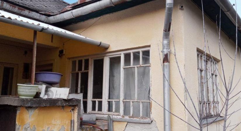 Már csak a TV áll rendületlenül az elhagyatott hevesi házban, körülötte a falak is omladoznak fotók