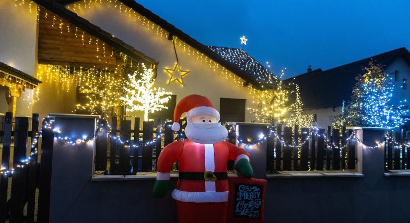 Tél, fények, csoda: így ragyog a kislődi karácsonyi ház (galériavideó)